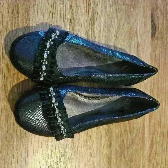 Madeline Black Ballet flats.  Size 8 - Picture 3 of 7